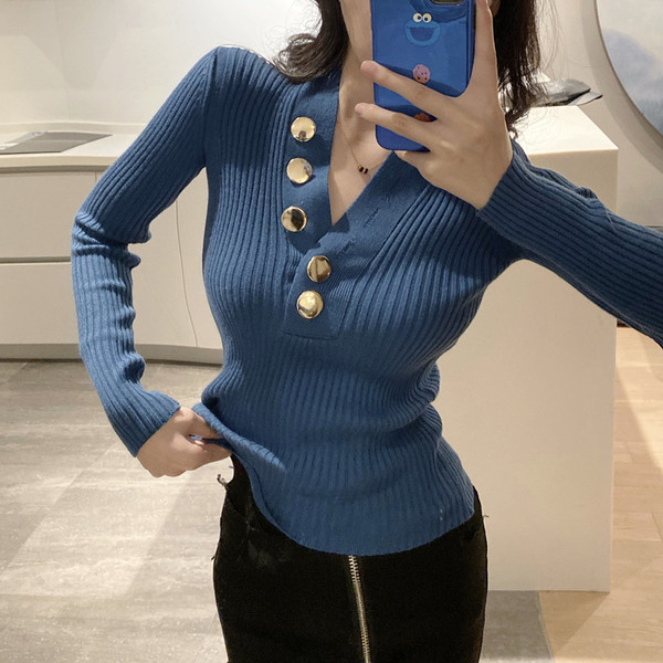 Pieguļoša sieviešu blūze ar špica kakla izgriezumu un metāla elementiem