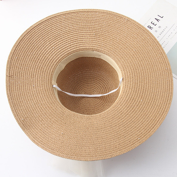 Moderna sieviešu adīta cepure ar 3D elementu un pērlēm