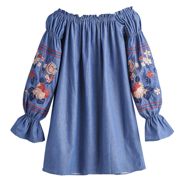 Uue mudeli paljaste õlgade ja tikanditega suvekleit