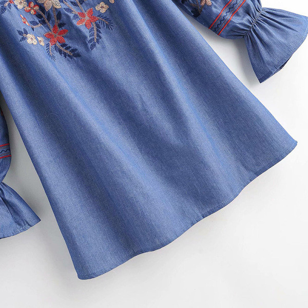 Uue mudeli paljaste õlgade ja tikanditega suvekleit