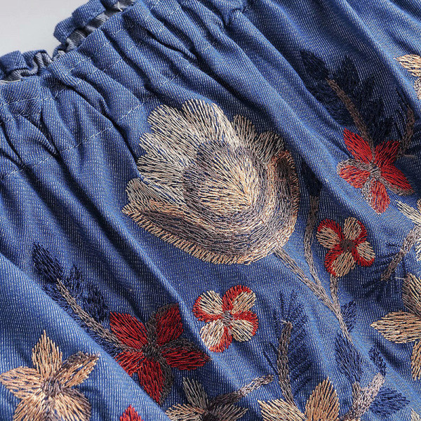 Uue mudeli paljaste õlgade ja tikanditega suvekleit