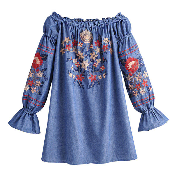 Uue mudeli paljaste õlgade ja tikanditega suvekleit