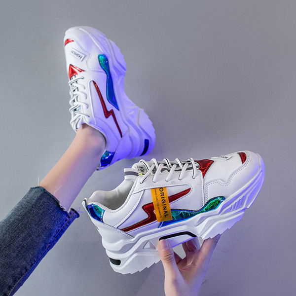 Női alkalmi tornacipő magas durva talppal, ökobőrből és színes elemekkel