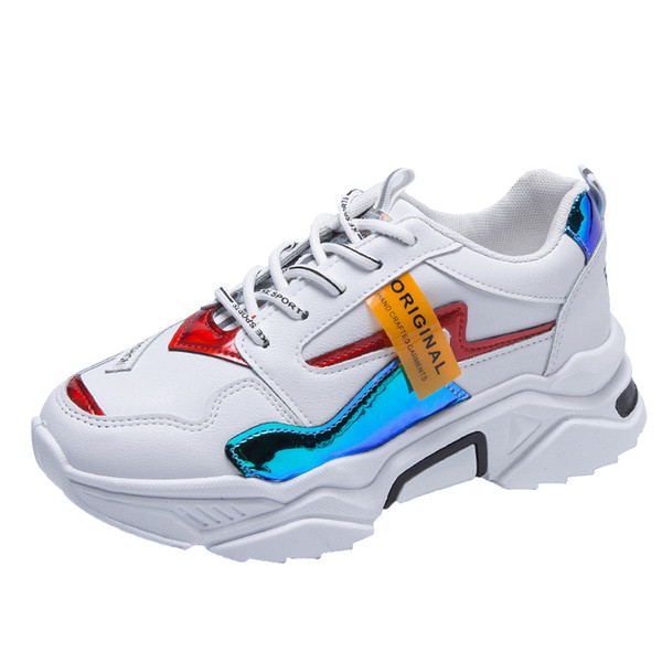 Női alkalmi tornacipő magas durva talppal, ökobőrből és színes elemekkel