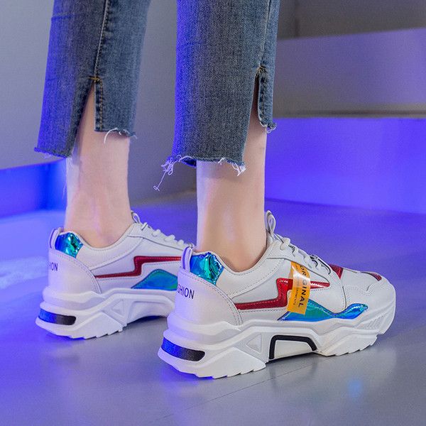 Női alkalmi tornacipő magas durva talppal, ökobőrből és színes elemekkel