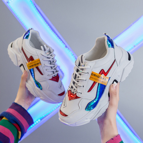 Női alkalmi tornacipő magas durva talppal, ökobőrből és színes elemekkel