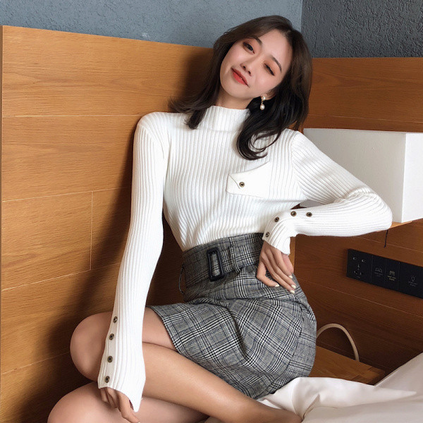 Pieguļoša sieviešu blūze ar zemu apkakli, pogām un kabatu