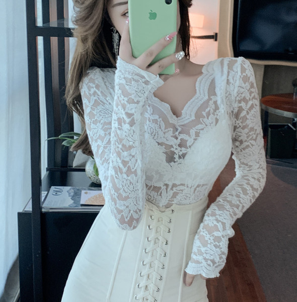 Női csipkeblúz spitz nyakkivágással és hosszú ujjal