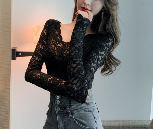 Női csipkeblúz spitz nyakkivágással és hosszú ujjal