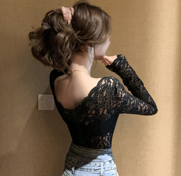 Női csipkeblúz spitz nyakkivágással és hosszú ujjal