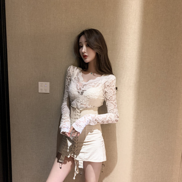 Női csipkeblúz spitz nyakkivágással és hosszú ujjal