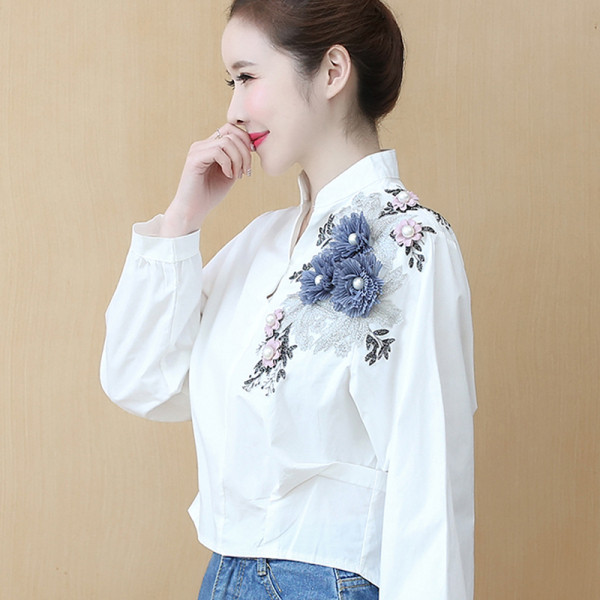 Moderns sieviešu krekls ar zemu apkakli un 3D elementiem