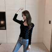 Modern női blúzos modell hosszú ujjal és csipkével