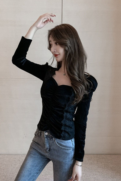 Modern női blúzos modell hosszú ujjal és csipkével