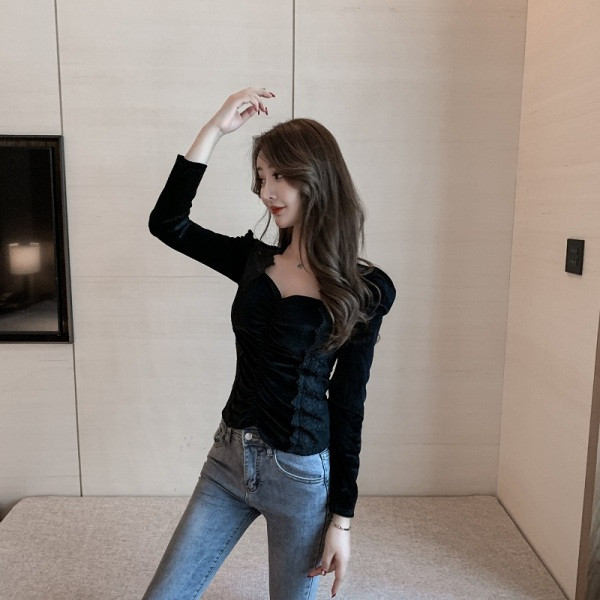 Modern női blúzos modell hosszú ujjal és csipkével