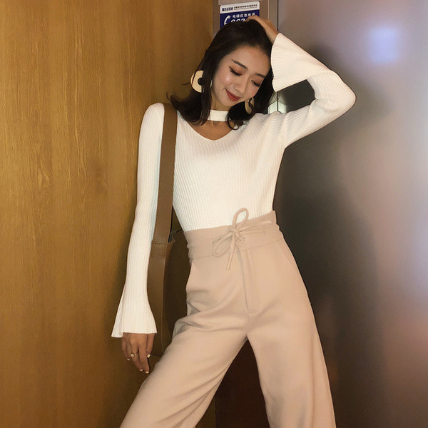 Pieguļoša sieviešu blūze no velveta džersija ar lotosa piedurknēm un izgrieztām daļām