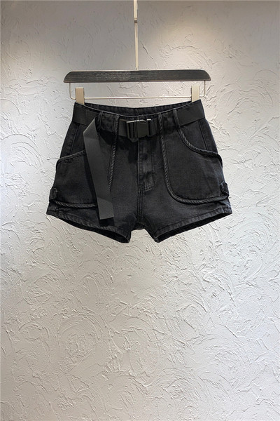 Ikdienas sieviešu šorti ar kabatām un jostu melnā krāsā