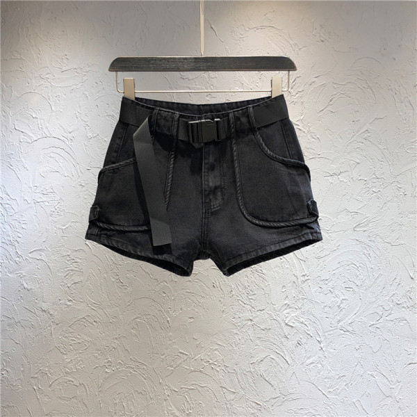 Ikdienas sieviešu šorti ar kabatām un jostu melnā krāsā