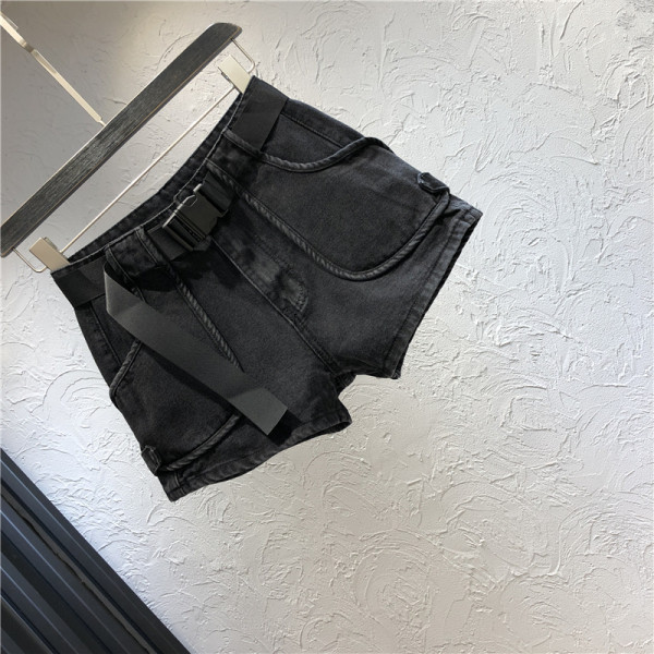 Ikdienas sieviešu šorti ar kabatām un jostu melnā krāsā