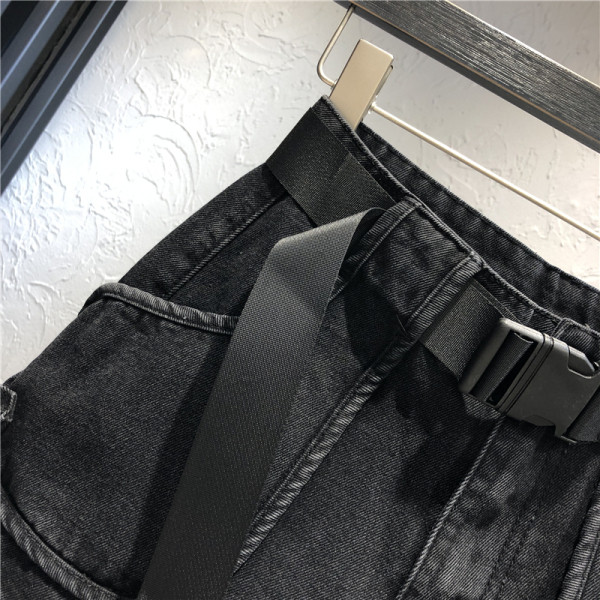 Ikdienas sieviešu šorti ar kabatām un jostu melnā krāsā