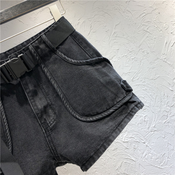 Ikdienas sieviešu šorti ar kabatām un jostu melnā krāsā