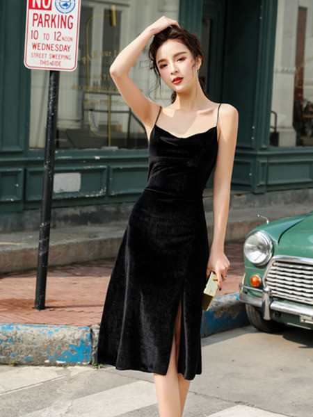 Stílusos női ruha modell vékony pántokkal