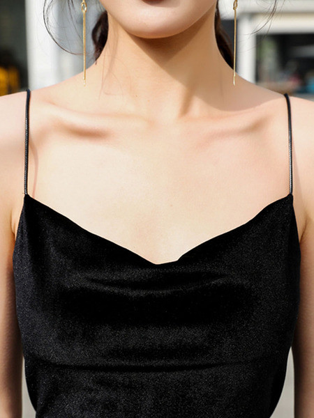 Stílusos női ruha modell vékony pántokkal