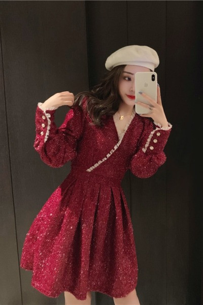 Izgriezta sieviešu kleita ar spīdīgām daļiņām un mežģīņu elementiem