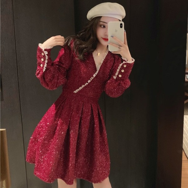 Izgriezta sieviešu kleita ar spīdīgām daļiņām un mežģīņu elementiem