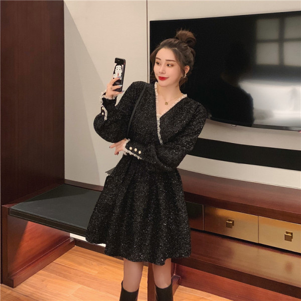 Izgriezta sieviešu kleita ar spīdīgām daļiņām un mežģīņu elementiem