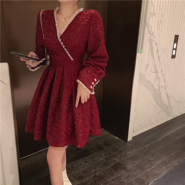 Izgriezta sieviešu kleita ar spīdīgām daļiņām un mežģīņu elementiem