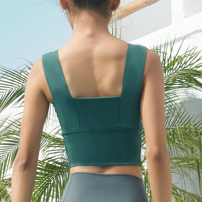 Īsas sieviešu krūšu kurpes ar platām lencēm