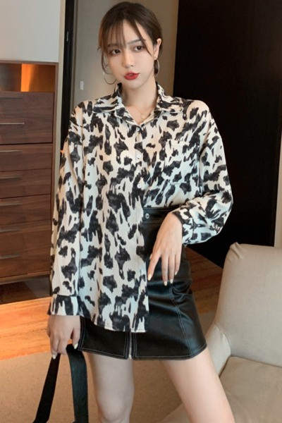 Pašreizējais sieviešu krekls ar dzīvnieku apdruku un klasisku apkakli