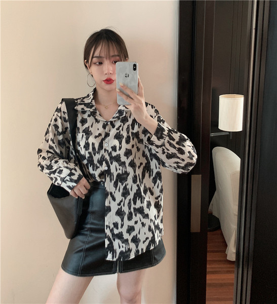 Pašreizējais sieviešu krekls ar dzīvnieku apdruku un klasisku apkakli