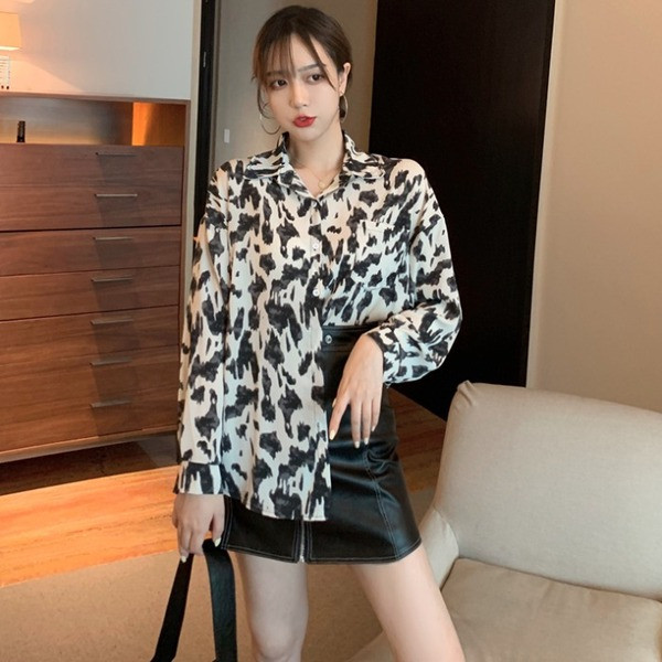 Pašreizējais sieviešu krekls ar dzīvnieku apdruku un klasisku apkakli