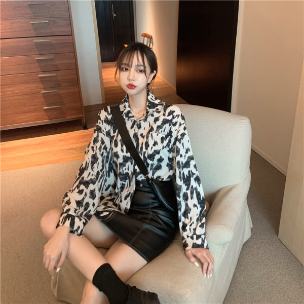 Pašreizējais sieviešu krekls ar dzīvnieku apdruku un klasisku apkakli