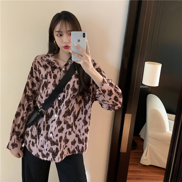 Pašreizējais sieviešu krekls ar dzīvnieku apdruku un klasisku apkakli