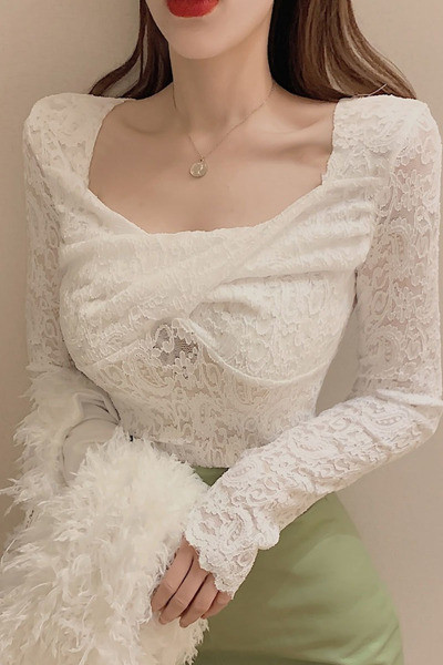 Moteriška aktuali nėriniuota palaidinė kvadratine iškirpte