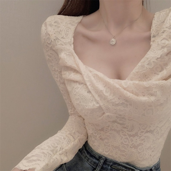 Moteriška aktuali nėriniuota palaidinė kvadratine iškirpte