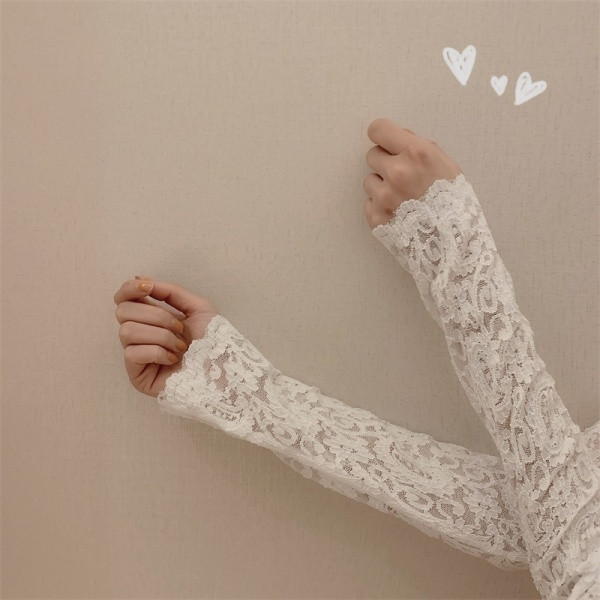 Moteriška aktuali nėriniuota palaidinė kvadratine iškirpte