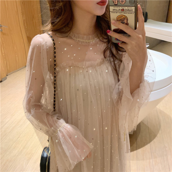 Laisvalaikio moteriškos suknelės modelis ilgomis rankovėmis ir tiuliu