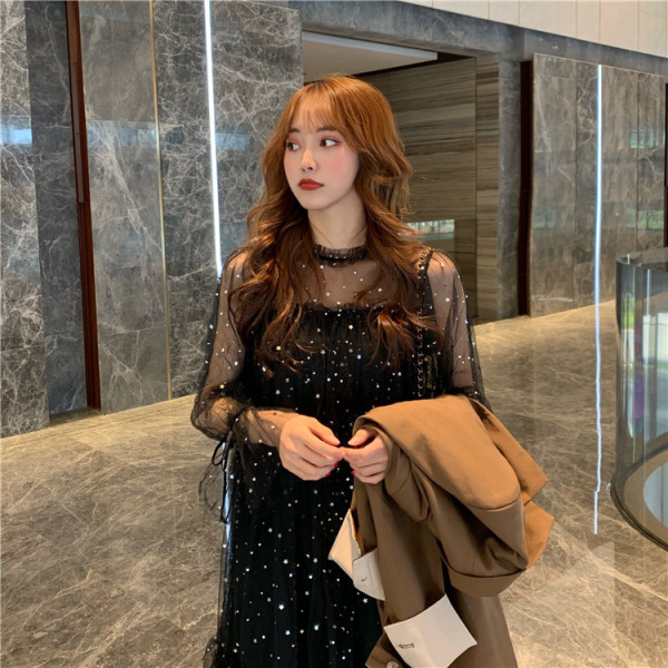 Laisvalaikio moteriškos suknelės modelis ilgomis rankovėmis ir tiuliu