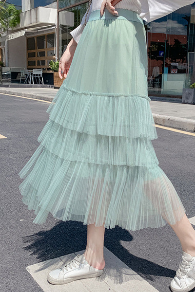 Naiste pikk seelik kõrge vöökoha ja tülliga