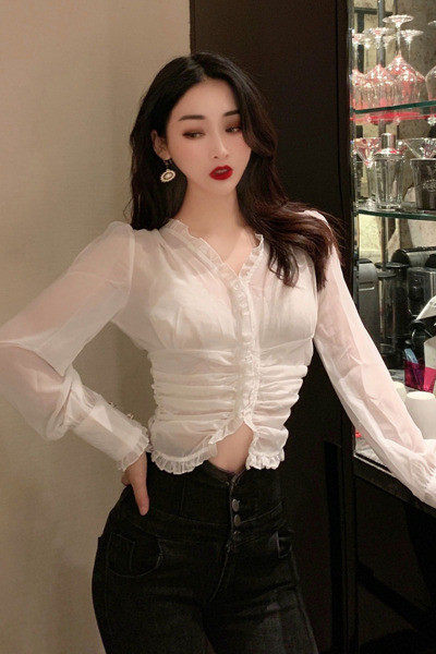 Sieviešu aktuāls īss krekls ar špica kakla izgriezumu