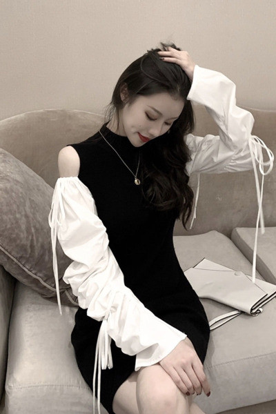 Sieviešu īsā kleita ar atkailinātiem pleciem un saitēm