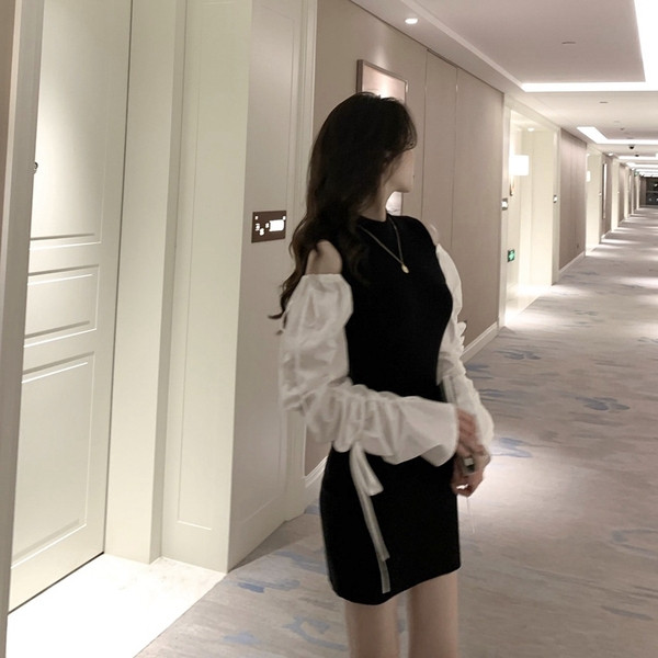 Sieviešu īsā kleita ar atkailinātiem pleciem un saitēm