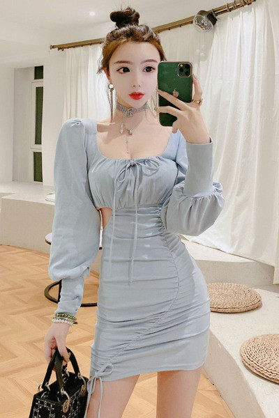 Moderns sieviešu īsas kleitas modelis ar kvadrātveida kakla izgriezumu