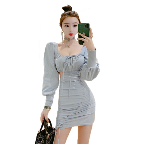 Moderns sieviešu īsas kleitas modelis ar kvadrātveida kakla izgriezumu