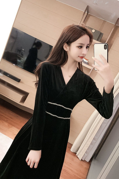 Női hosszú ruha spitz nyakkivágású modellel