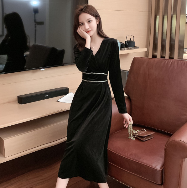 Női hosszú ruha spitz nyakkivágású modellel